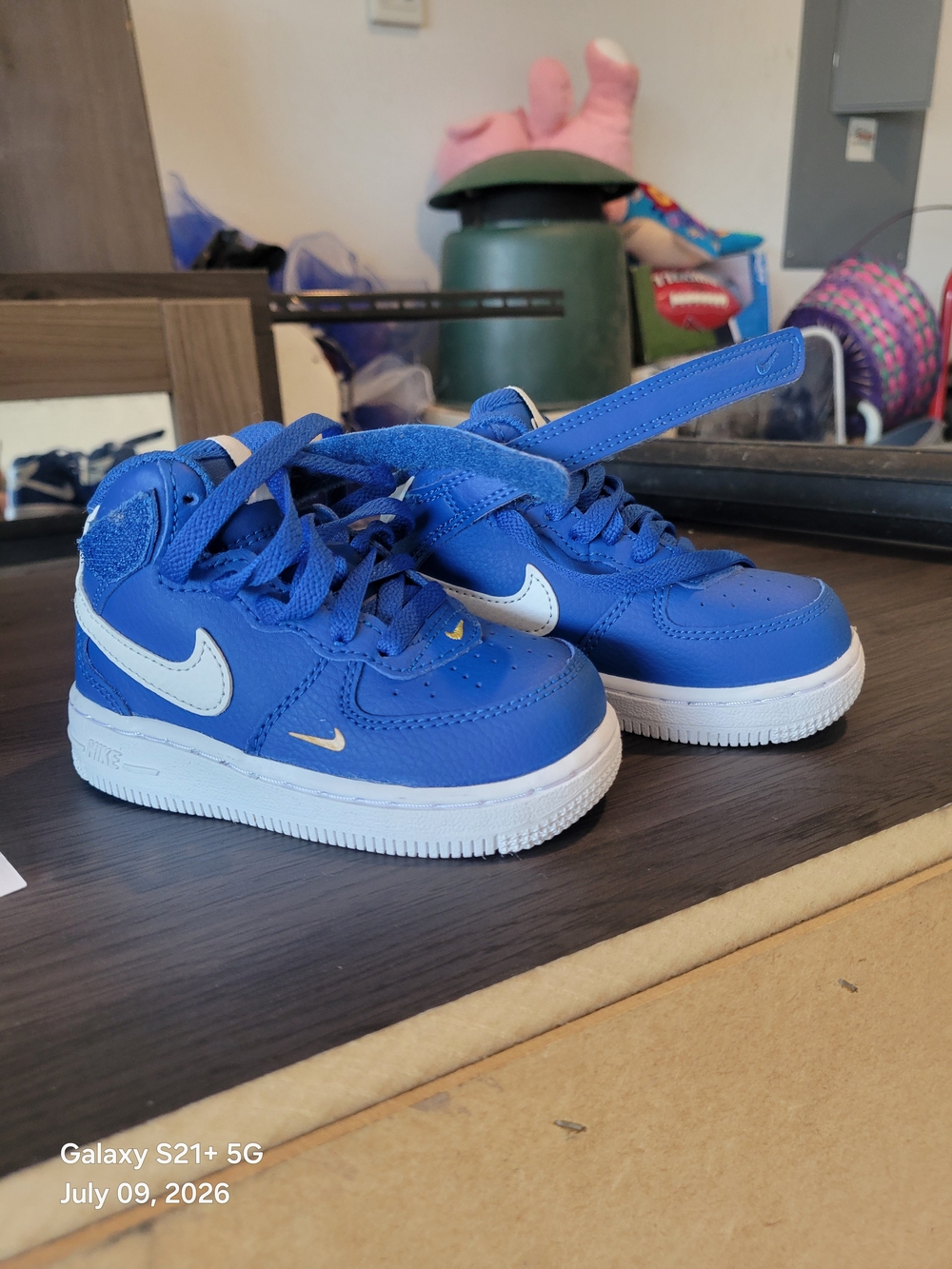 Nike Kids Blue and White Low-Top Sneakers with Gold Accents